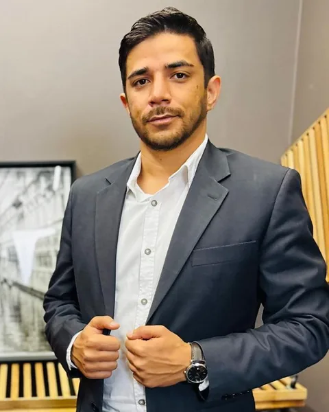 Dr. Victor Hugo Passos Ferreira, de terno cinza e camisa branca, olhando para a câmera
